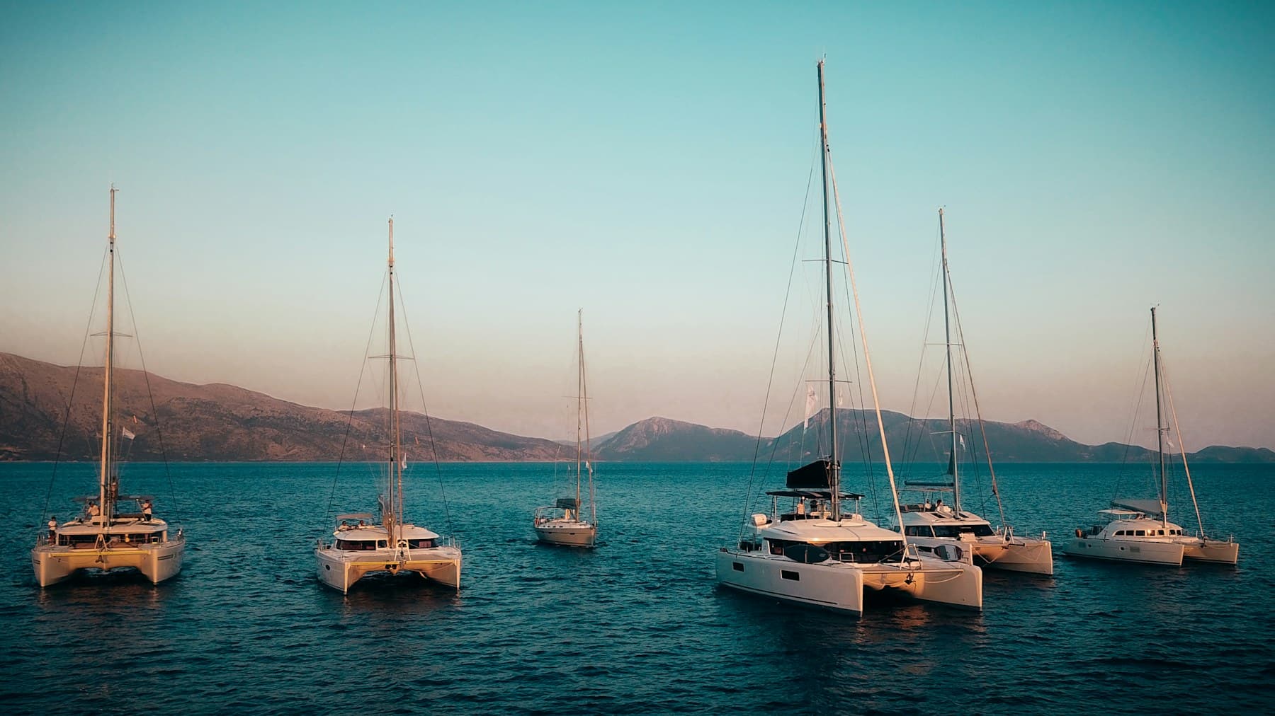 Catamaran naviguant en Méditerranée