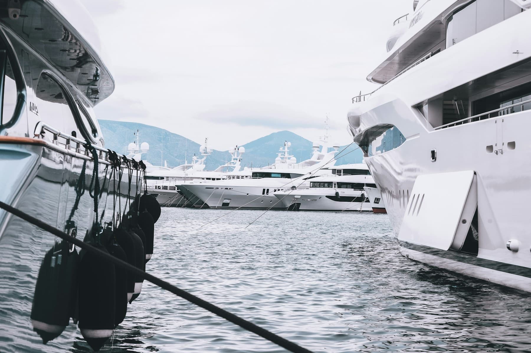 Détail d’un yacht amarré, univers BOATIK